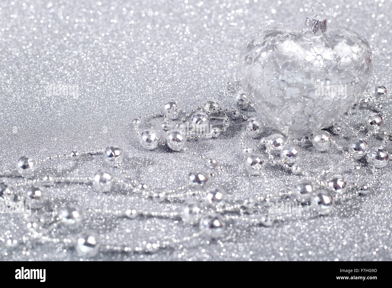 Decorazioni di Natale su shiny glitter con fondo argento con spazio di copia Foto Stock