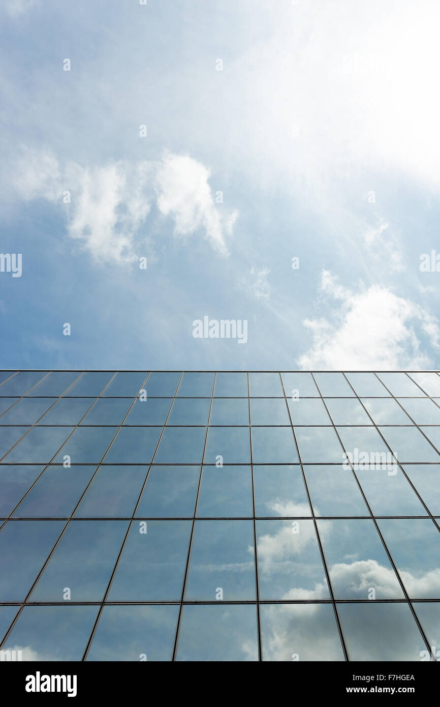 Direttamente verso l'alto angolo di visione di un vetro dello specchio esterno dell'edificio che riflette le nuvole e il cielo con linee simmetriche e i bordi a Kyoto Foto Stock