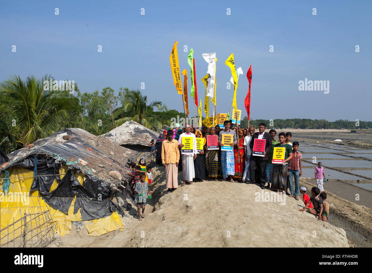 COX's Bazar, BANGLADESH - novembre 28: le vittime dei cambiamenti climatici e il livello del mare sollevare impect realizzato protesta chiedendo giustizia per il clima rifugiato in occasioni del clima globale Marzo a Kutubdia isola In Cox bazar del distretto in Bangladesh nel novembre 28, 2015. Kutubdia, un isola a Cox's Bazar costa. le avversità di natura principalmente indotta dal cambiamento climatico. Durante gli ultimi due decenni gli impatti del clima in Bangladesh sono stati accellerating.Kutubdia è anche colpito duramente. Il posto è molto vulnerabile ai cicloni e mareggiate, che sono diventati più frequenti e intense in Ba Foto Stock