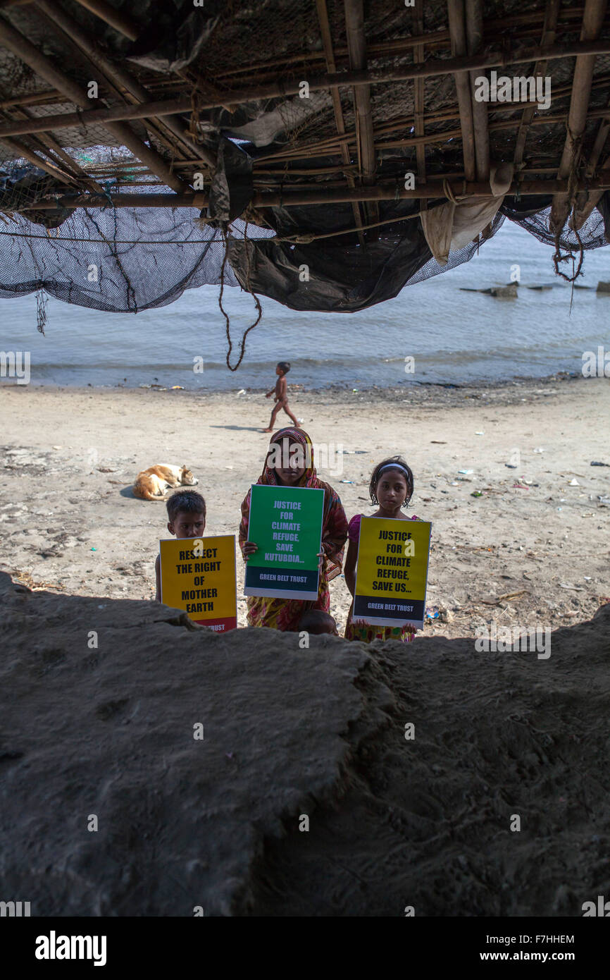 COX's Bazar, BANGLADESH - novembre 28: le vittime dei cambiamenti climatici e il livello del mare sollevare impect realizzato protesta chiedendo giustizia per il clima rifugiato in occasioni del clima globale Marzo a Kutubdia isola In Cox bazar del distretto in Bangladesh nel novembre 28, 2015. Kutubdia, un isola a Cox's Bazar costa. le avversità di natura principalmente indotta dal cambiamento climatico. Durante gli ultimi due decenni gli impatti del clima in Bangladesh sono stati accellerating.Kutubdia è anche colpito duramente. Il posto è molto vulnerabile ai cicloni e mareggiate, che sono diventati più frequenti e intense in Ba Foto Stock