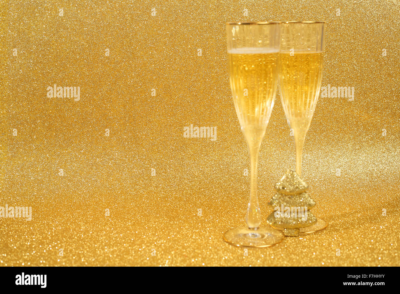 Champagne e decorazioni di Natale sul golden glitter sfondo con spazio di copia Foto Stock