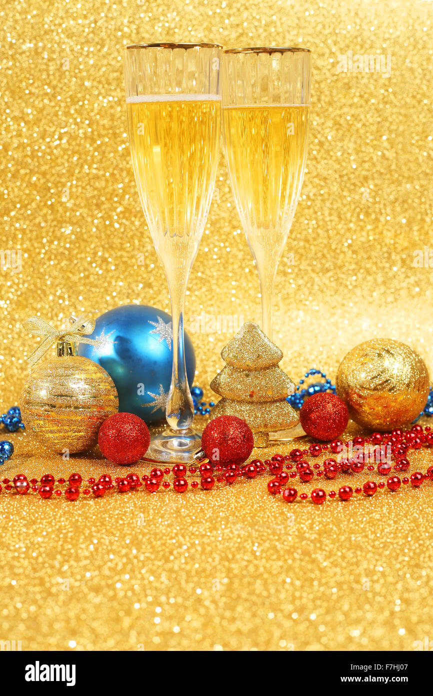 Champagne e decorazioni di Natale sul golden glitter sfondo con spazio di copia Foto Stock