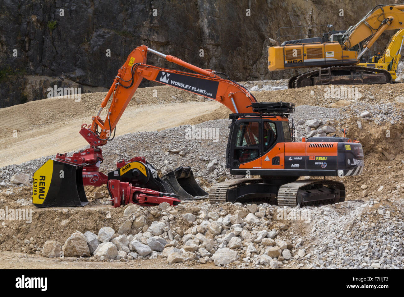 Dimostrazione di escavatori con una selezione degli allegati a Hillhead Cavare il riciclaggio e la costruzione mostra Foto Stock