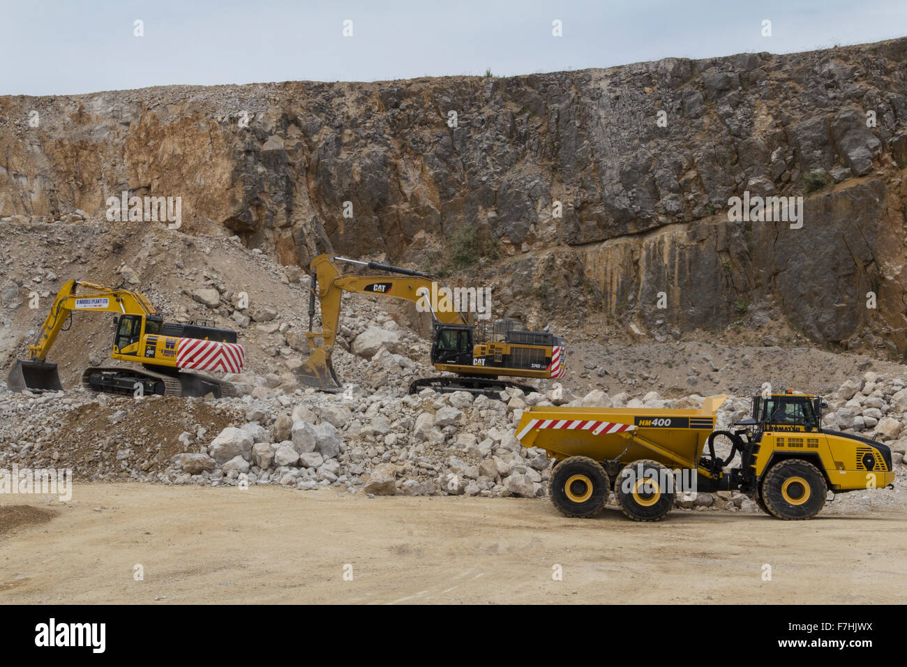 Dimostrazione di escavatori e autocarri con cassone ribaltabile in corrispondenza delle cave di Hillhead Riciclaggio e Fiera di costruzione Foto Stock