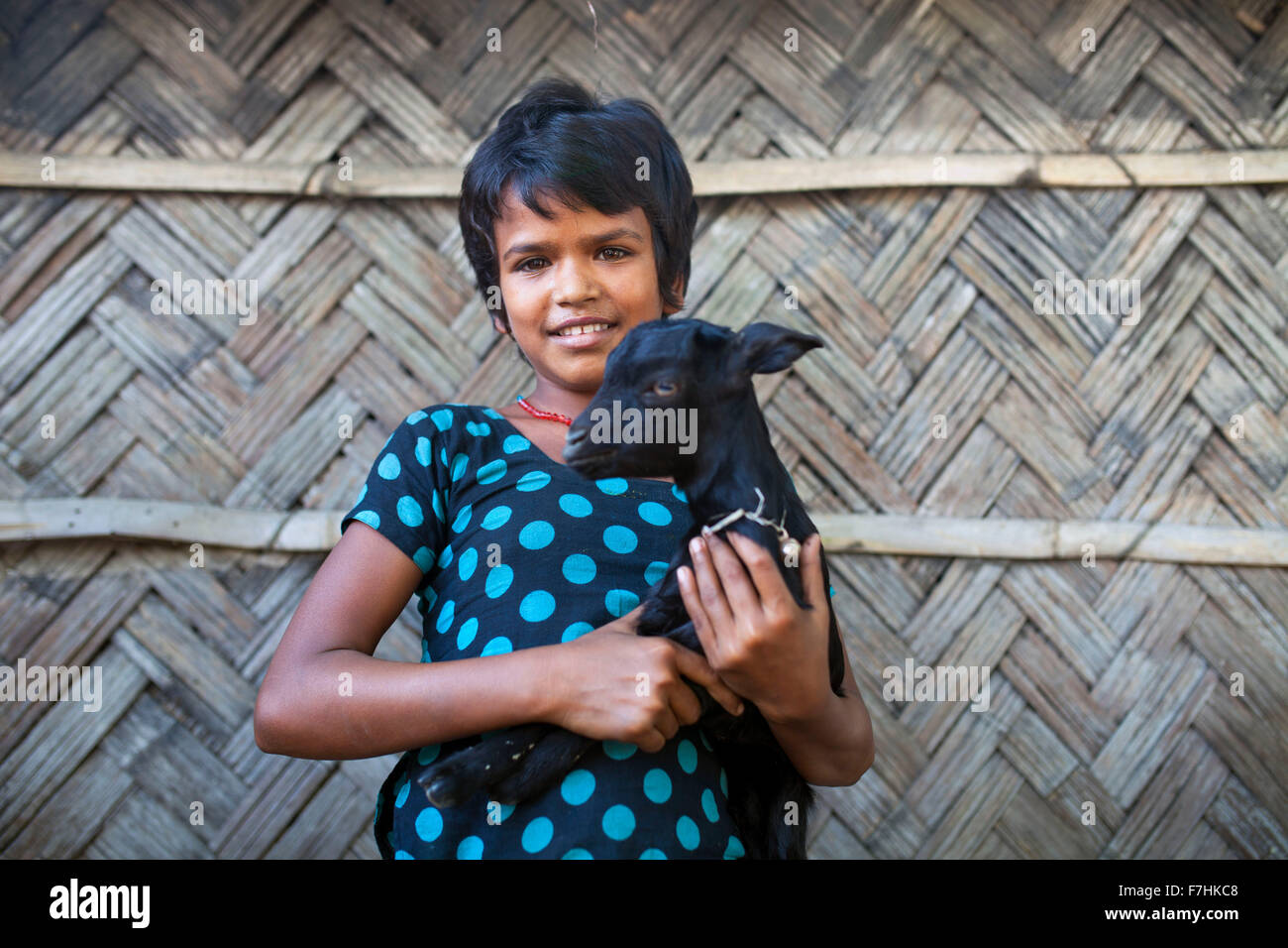 COX's Bazar, BANGLADESH - 29 novembre: Bambini del livello del mare in aumento in zona Isola di Kutubdia di Cox's Bazar District il 29 novembre 2015. Kutubdia, un isola a Cox's Bazar costa. le avversità di natura principalmente indotta dal cambiamento climatico. Durante gli ultimi due decenni gli impatti del clima in Bangladesh sono stati accellerating.Kutubdia è anche colpito duramente. Il posto è molto vulnerabile ai cicloni e mareggiate, che sono diventati più frequenti e intense in Bangladesh nonché innalzamento del livello del mare e le onde più forte. Il risultato è la massiccia erosione e salininty intrusione, non solo destroyi Foto Stock