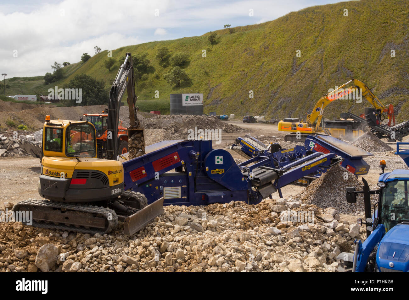 Dimostrazione di gruppi mobili di frantumazione ed escavatori a Hillhead Cavare il riciclaggio e la costruzione mostra Foto Stock