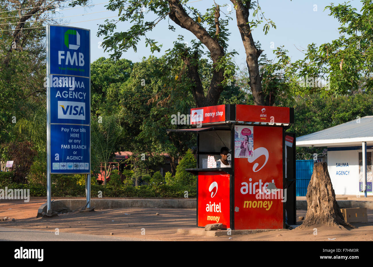 Il Malawi, salima, denaro con Trasferimento di denaro di Airtel Airtel è un indiano società di telefonia mobile in contrasto VISA annuncio di FMB Bank Foto Stock