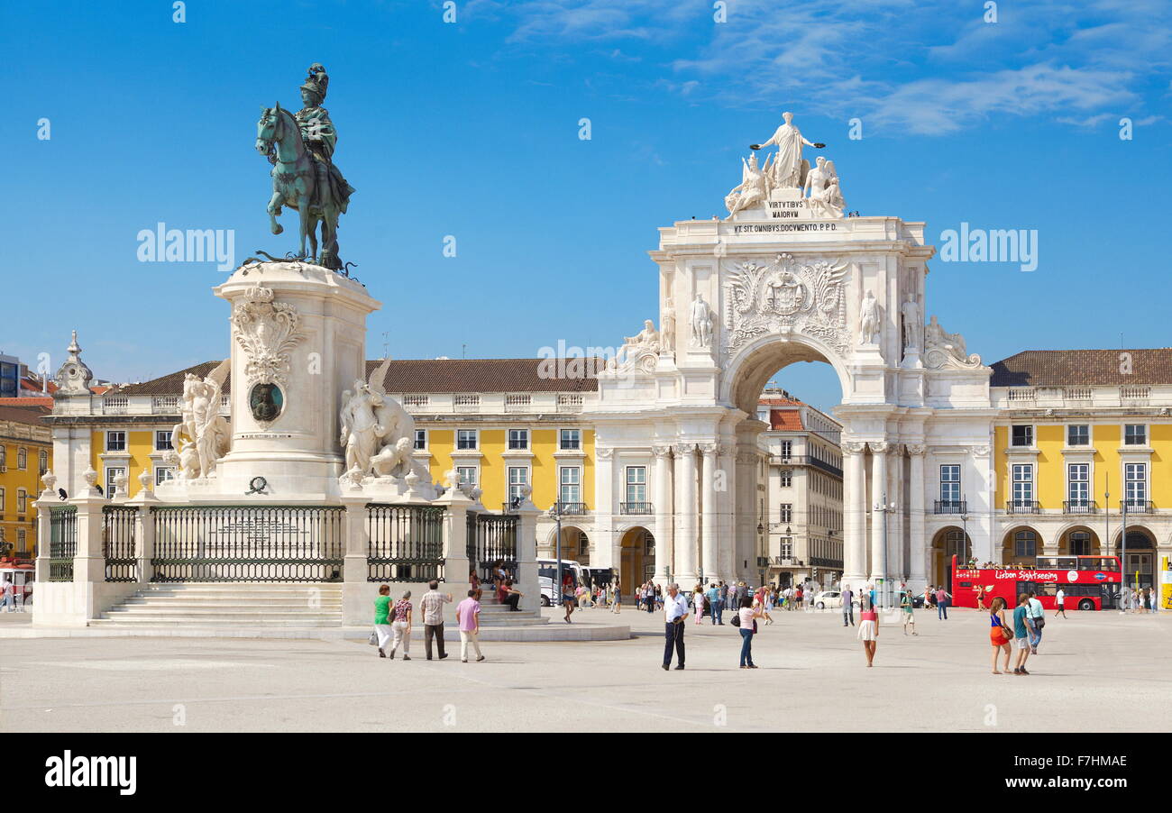 Piazza del commercio (Praca do Comercio), Re Jose monumento, Lisbona, Portogallo Foto Stock