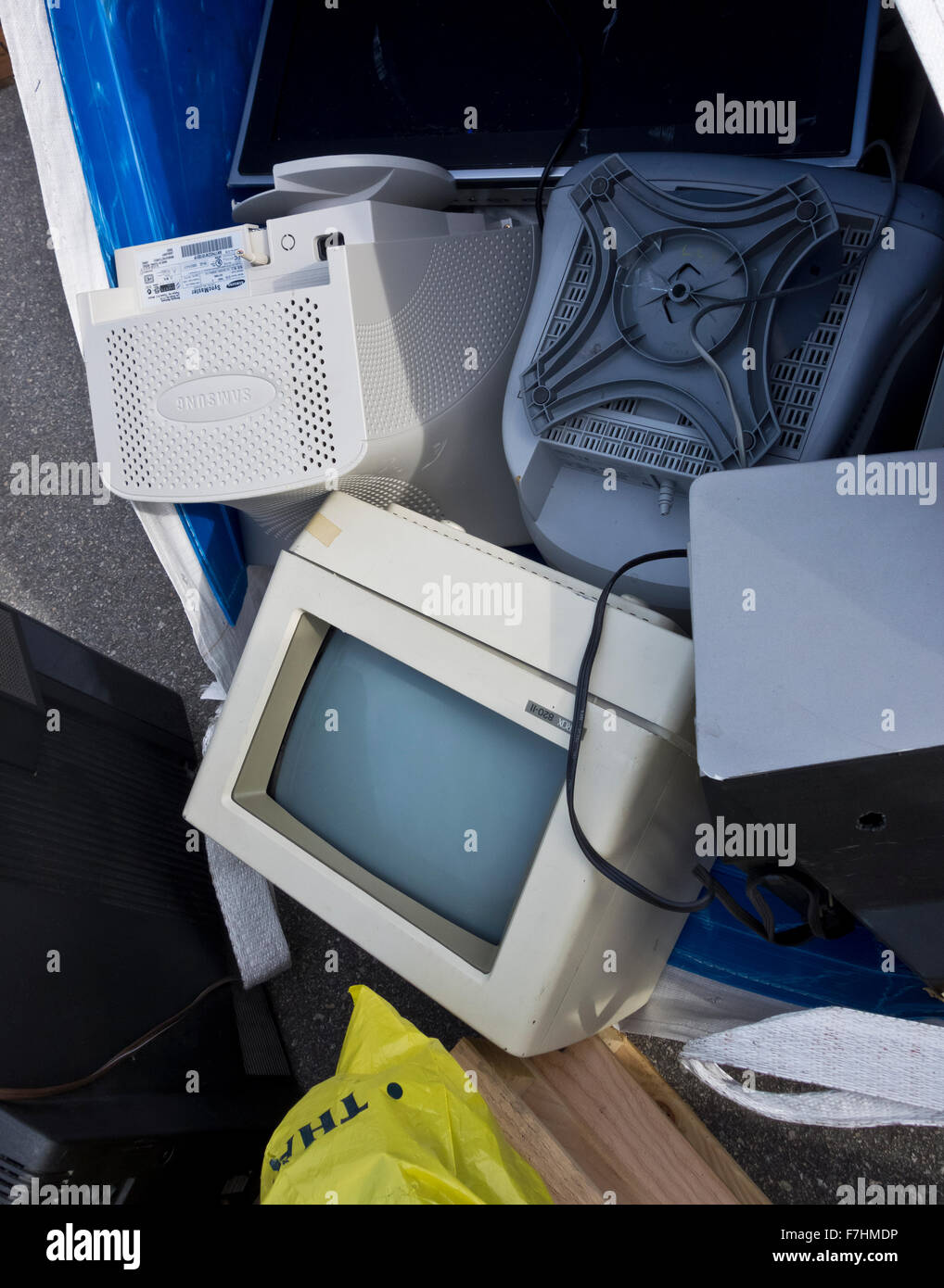 Un mucchio di scartato CRT monitor di computer in attesa di essere riciclati a un deposito in Burnaby, BC, Canada Foto Stock