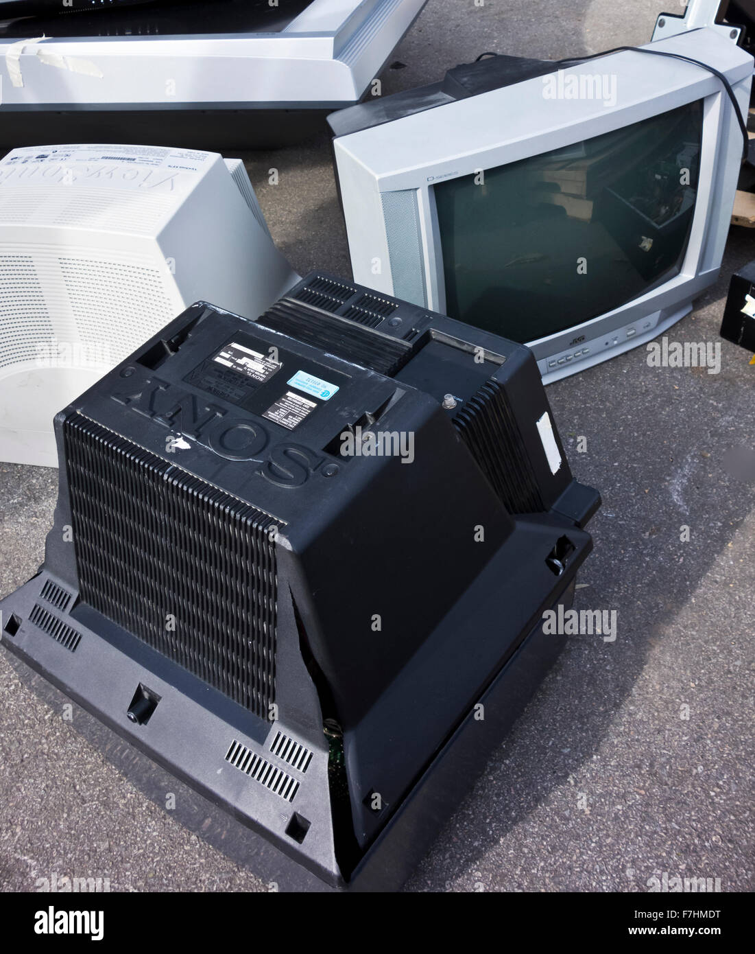 Un gruppo di scartare i televisori e monitor CRT monitor di computer al deposito di riciclaggio più in Vancouver, Canada. Foto Stock