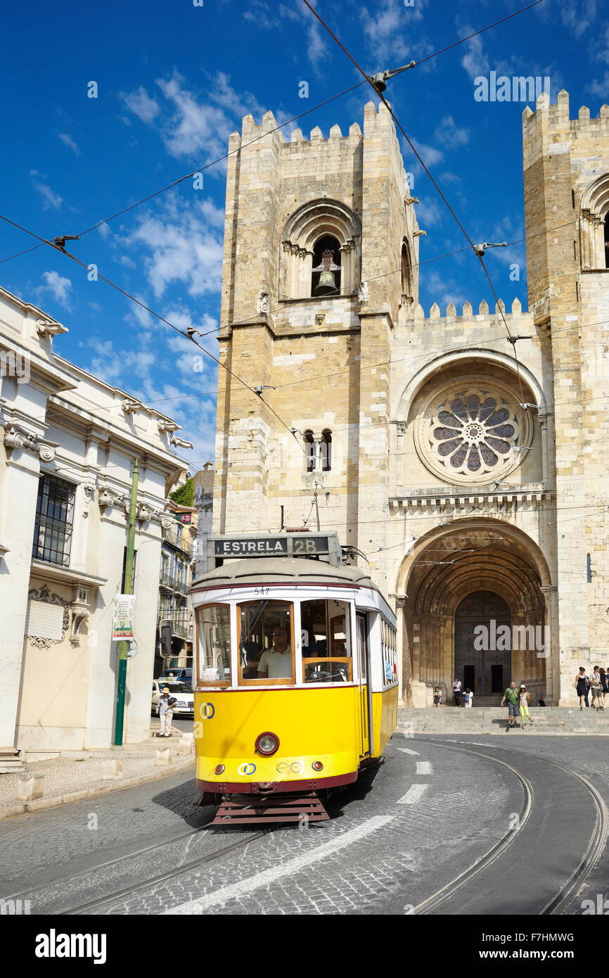 Tram 28, più famosa linea di tram e Catedral da Sé, quartiere di Alfama, Lisbona, Portogallo Foto Stock