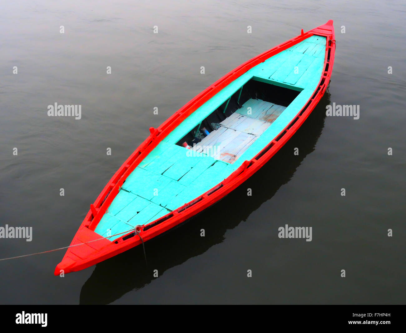 Due colori barca vuota sulla riva del Gange Varanasi, India Foto Stock