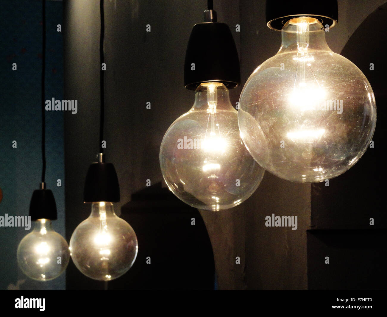 Vintage lampadine elettriche appesi con fili lampada con luce calda Foto  stock - Alamy