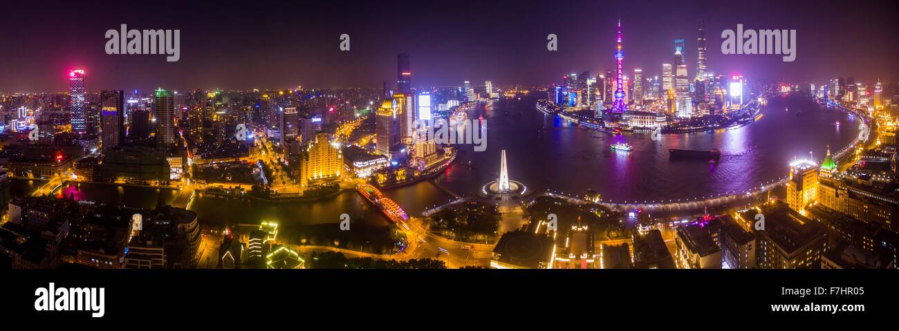 (151201) -- Shanghai, 1 dicembre, 2015 (Xinhua) -- Questa combinazione foto scattata il 9 novembre 26, 2015 mostra la Baiyulan Plaza (C) di Puxi e edifici di Lujiazui Pudong (R) a Shanghai in Cina orientale. La Piazza Baiyulan, fatta con edificio principale e hotel, è stato coperto e dovrebbe essere completato nel 2016. L'edificio principale che ha una altezza di circa 320 metri, sarà il più alto di Puxi di Shanghai. (Xinhua/Fang Tao) (zwx) Foto Stock