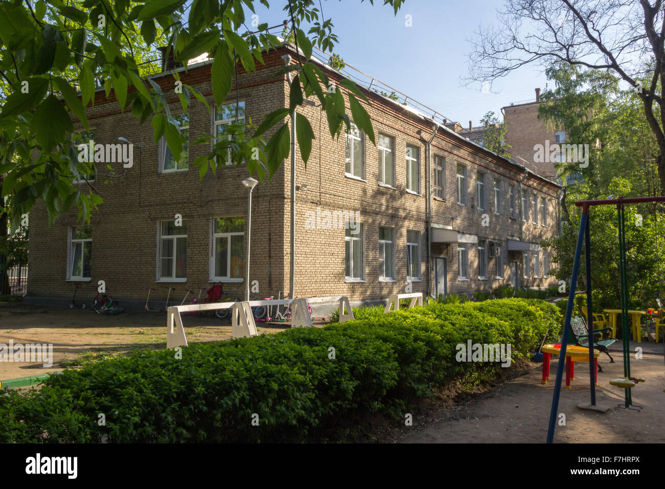 Il cortile e la costruzione della scuola materna sul giorno di estate Foto Stock