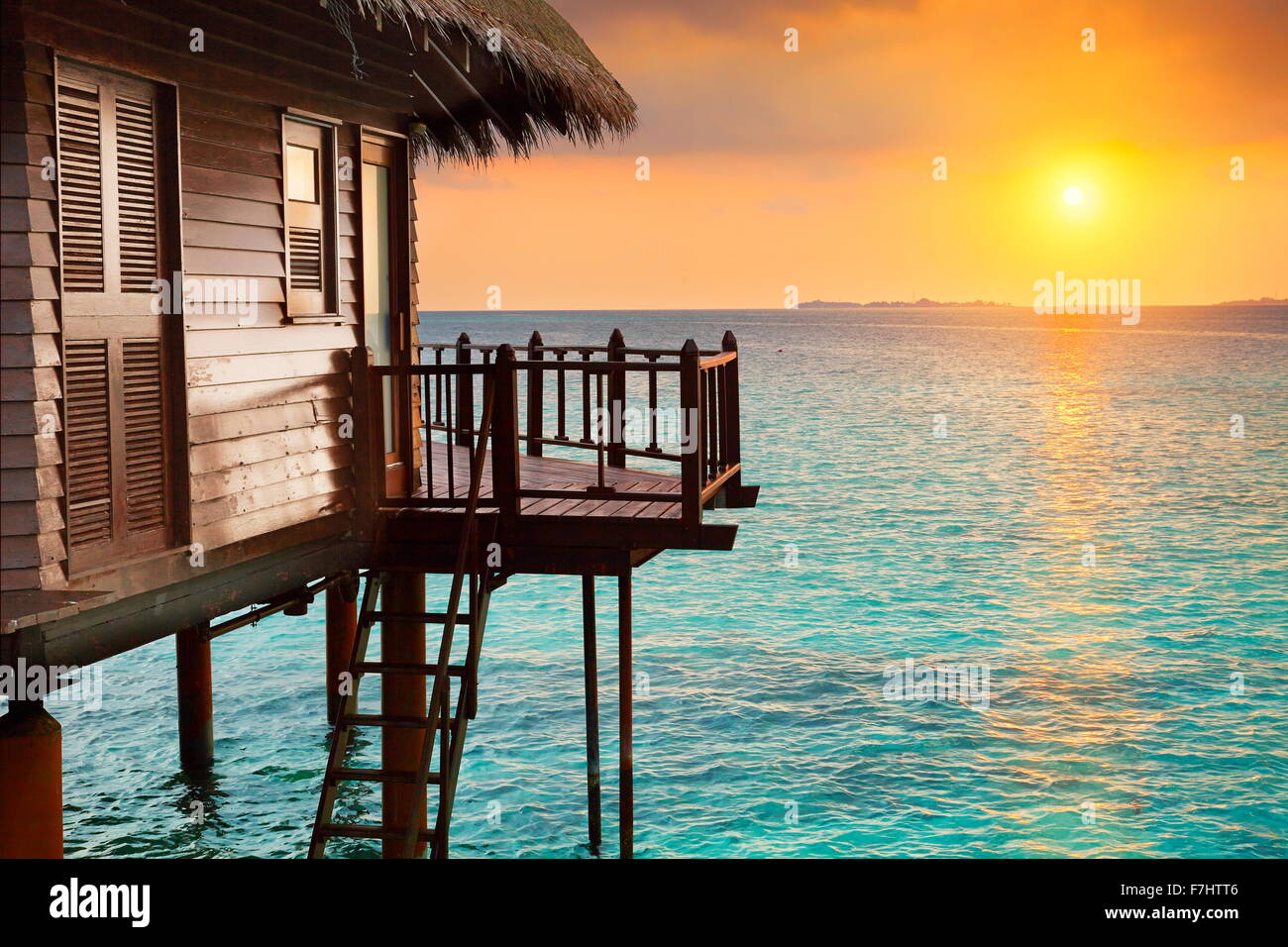 Tramonto tropicale paesaggio all'hotel Isole Maldive Foto Stock