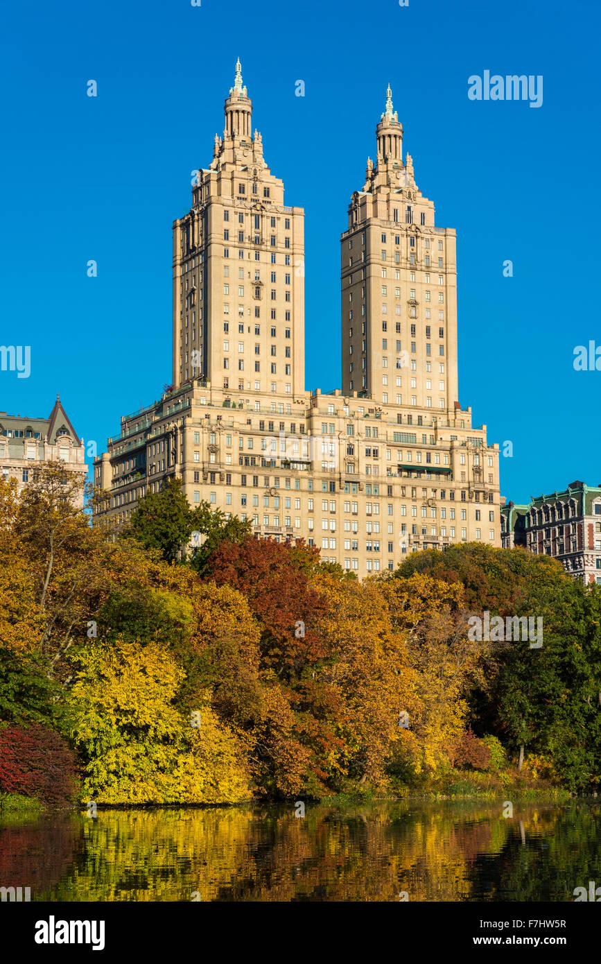 Vista autunnale di Central Park con San Remo building, Manhattan, New York, Stati Uniti d'America Foto Stock