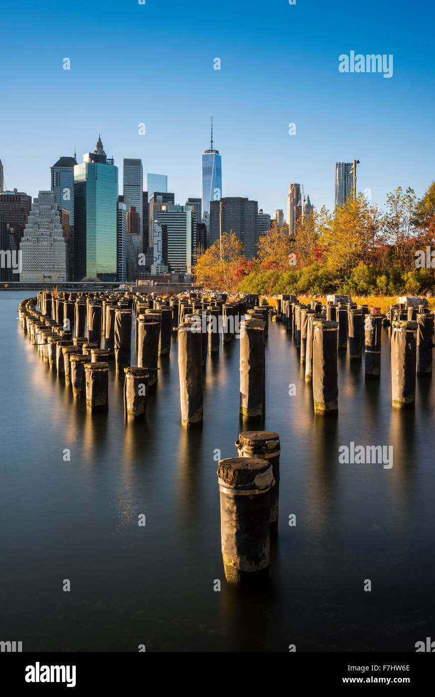 La parte inferiore di Manhattan skyline al tramonto dal ponte di Brooklyn Park, Brooklyn, New York, Stati Uniti d'America Foto Stock