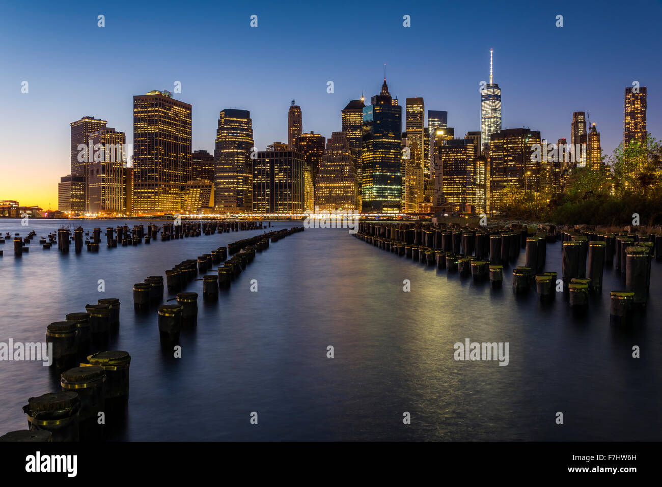 La parte inferiore di Manhattan skyline al tramonto dal ponte di Brooklyn Park, Brooklyn, New York, Stati Uniti d'America Foto Stock