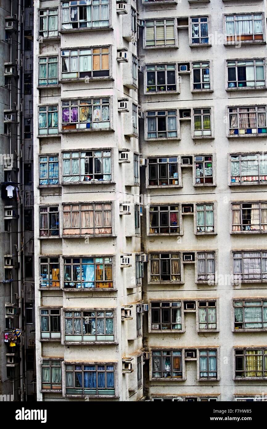 Hong Kong residenziale privato edifici alti. Ad alta densità di alloggiamento che illustra congestionato spazi abitativi. Foto Stock