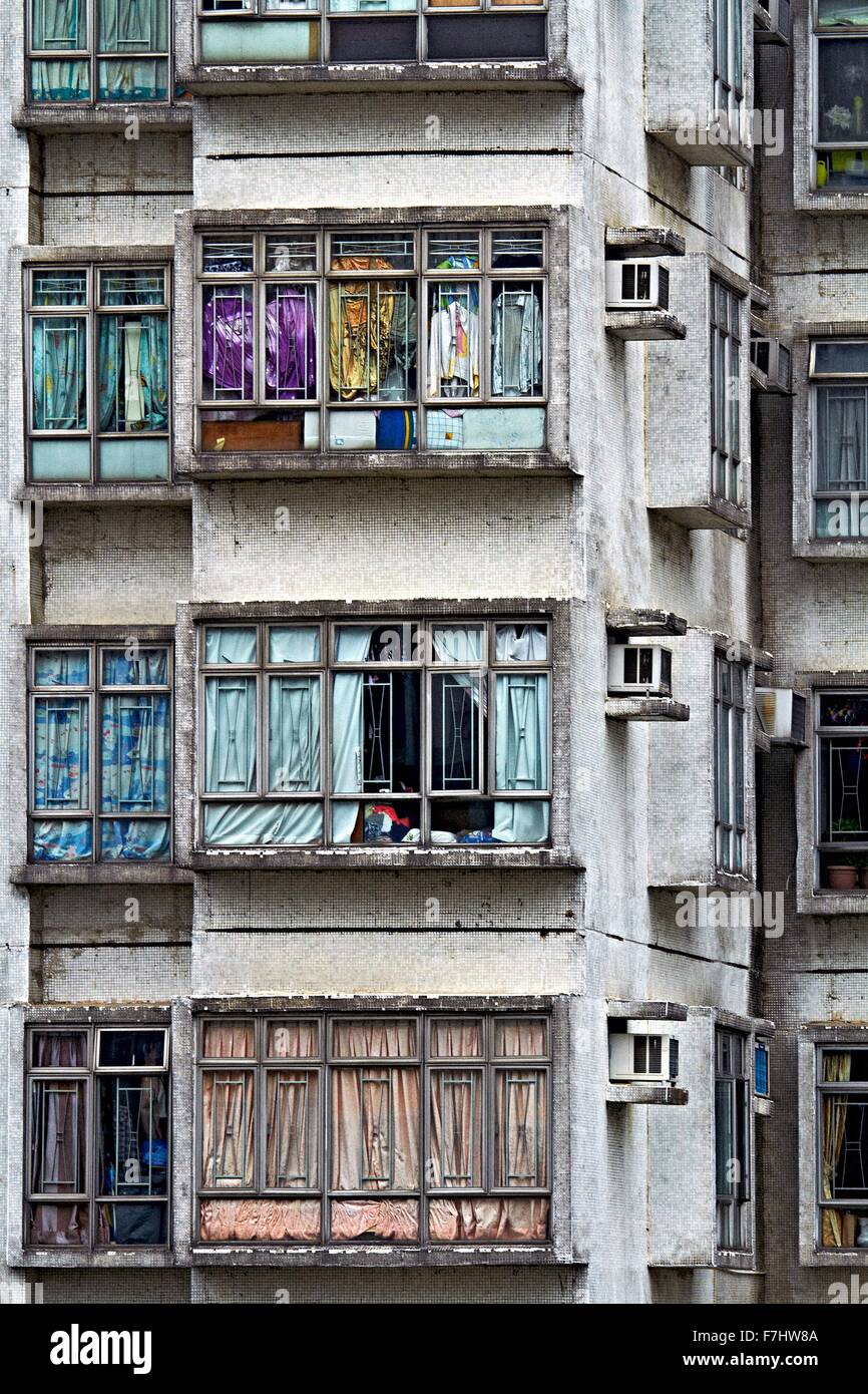Hong Kong residenziale privato edifici alti. Ad alta densità di alloggiamento che illustra congestionato spazi abitativi. Foto Stock