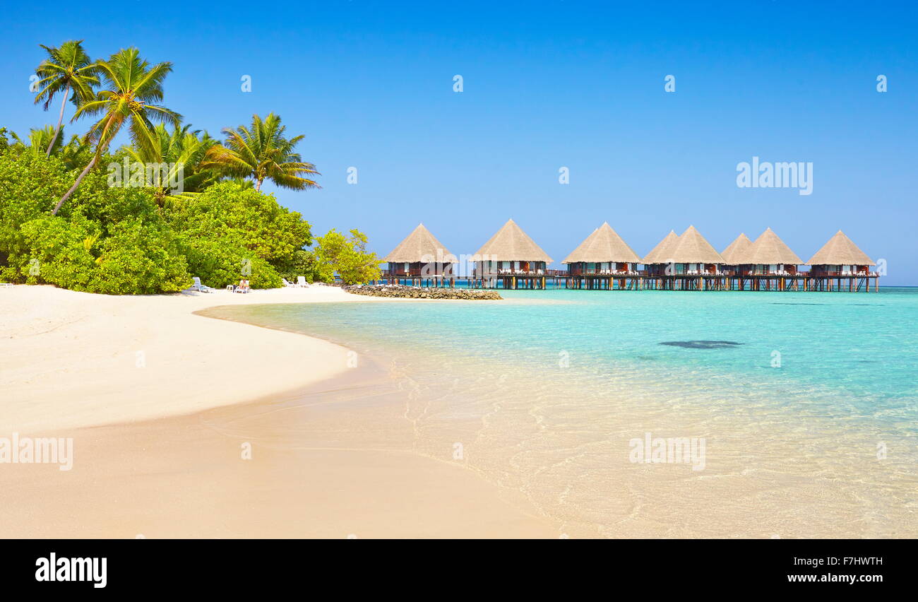 Spiaggia tropicale paesaggio alle isole Maldive, atollo di Ari Foto Stock