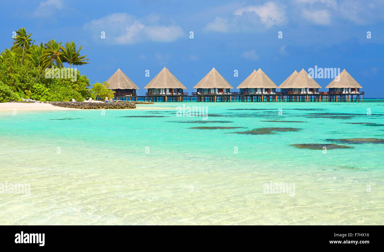 Spiaggia tropicale a atollo di Ari, isole delle Maldive, Oceano Indiano Foto Stock