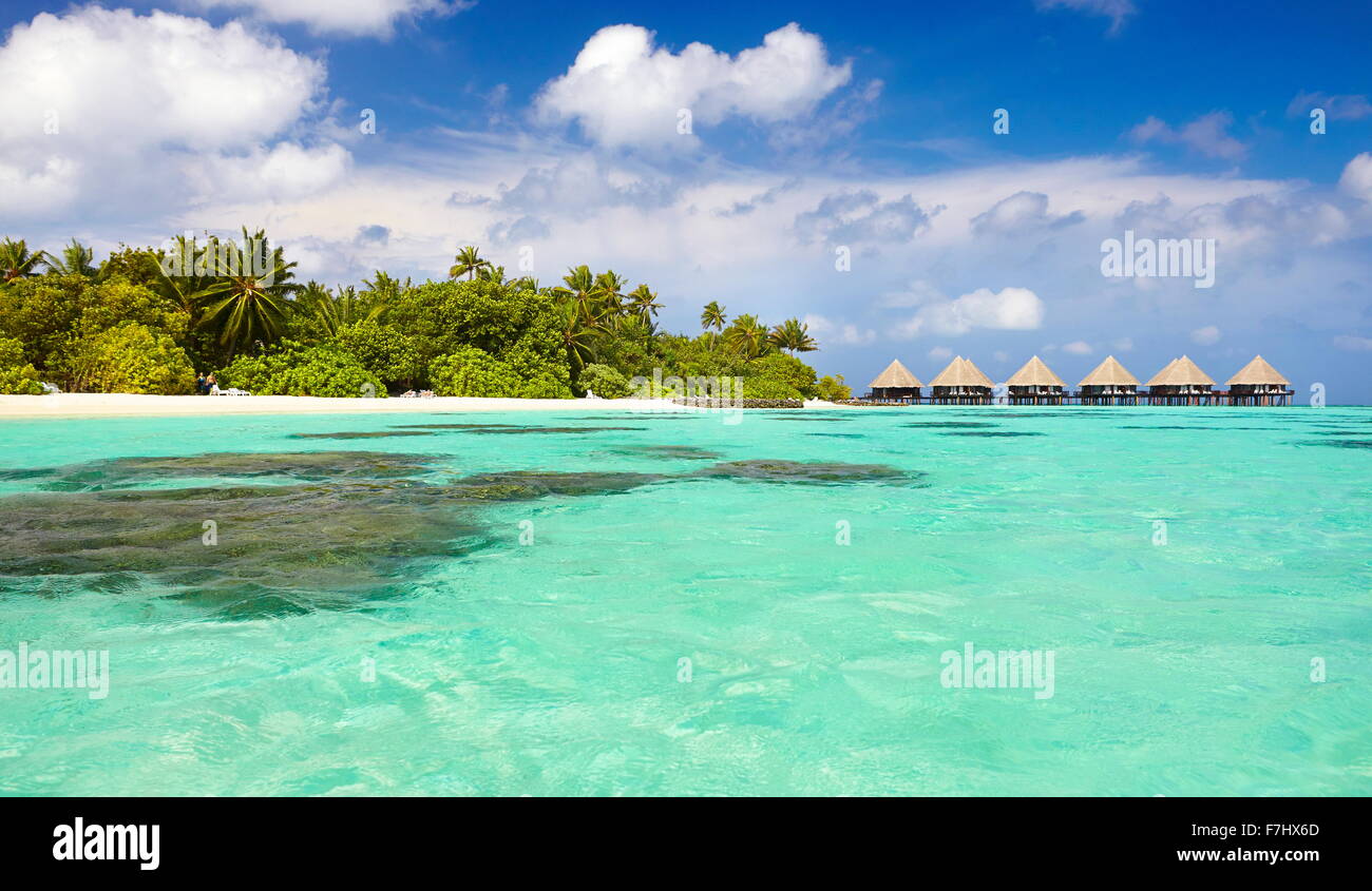 Paesaggio tropicale a isole delle Maldive, atollo di Ari Foto Stock