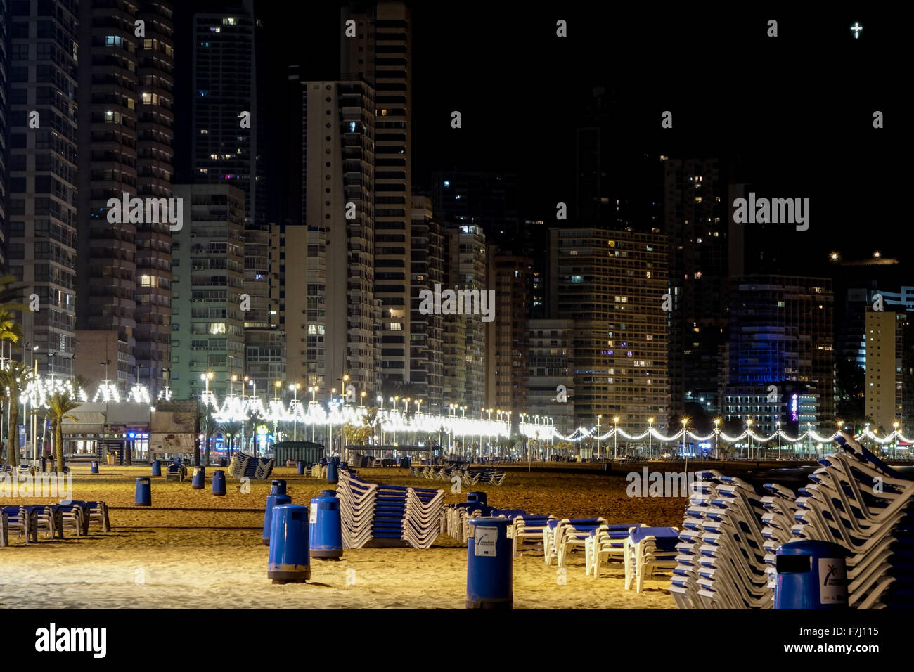 Benidorm, Spagna, spiaggia vista della passeggiata di notte in questa popolare località turistica. Foto Stock