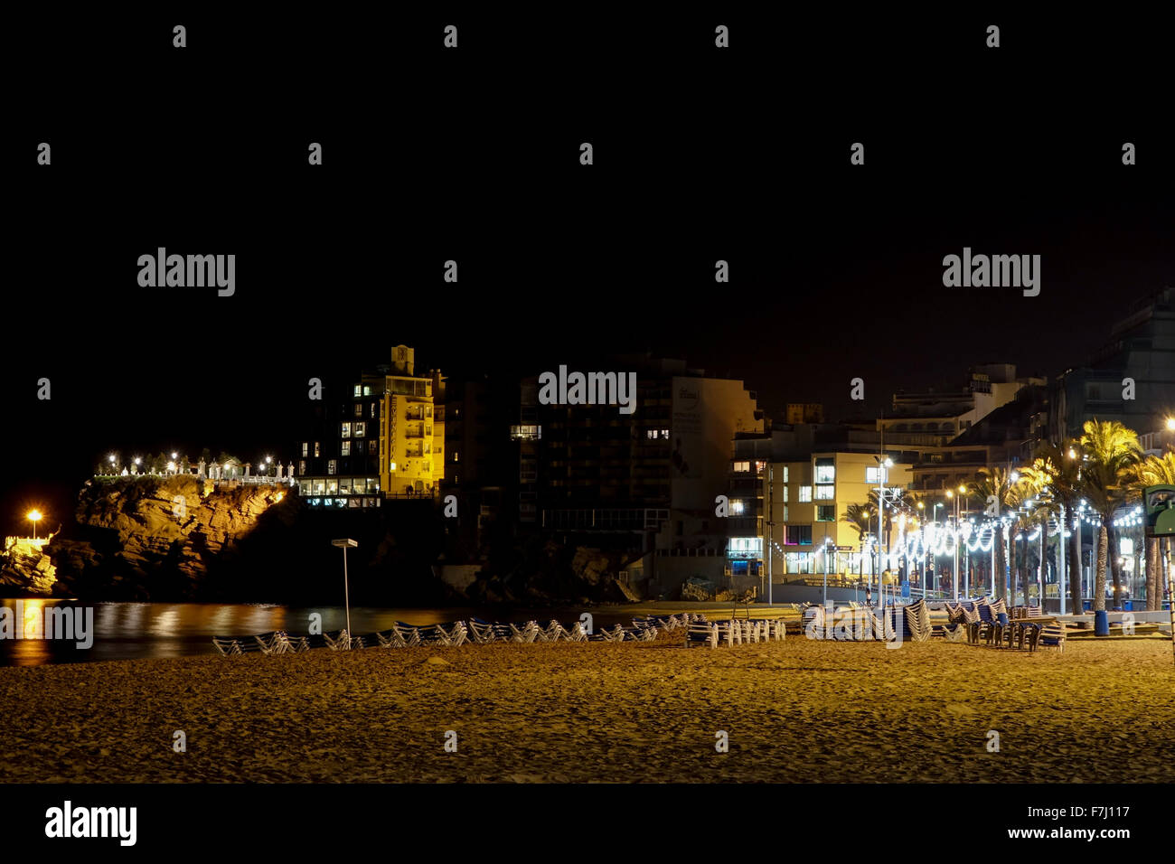 Benidorm, Spagna, spiaggia vista della passeggiata di notte in questa popolare località turistica. Foto Stock
