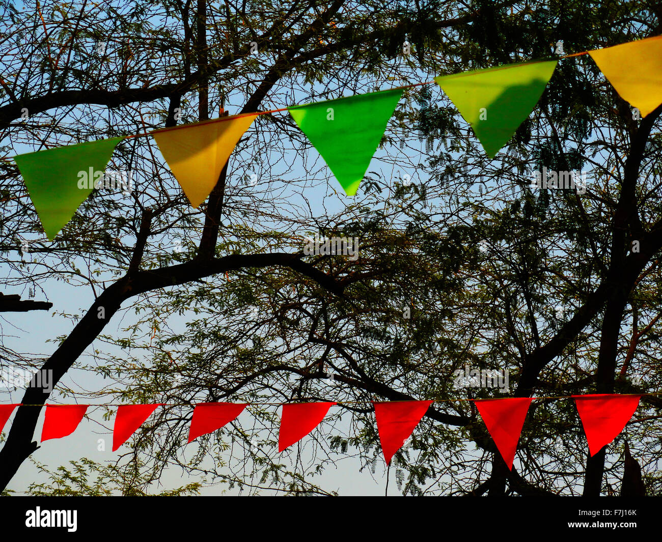 Fiera Artigianale tree installazione di arte di forma di triangolo cono colorato Foto Stock