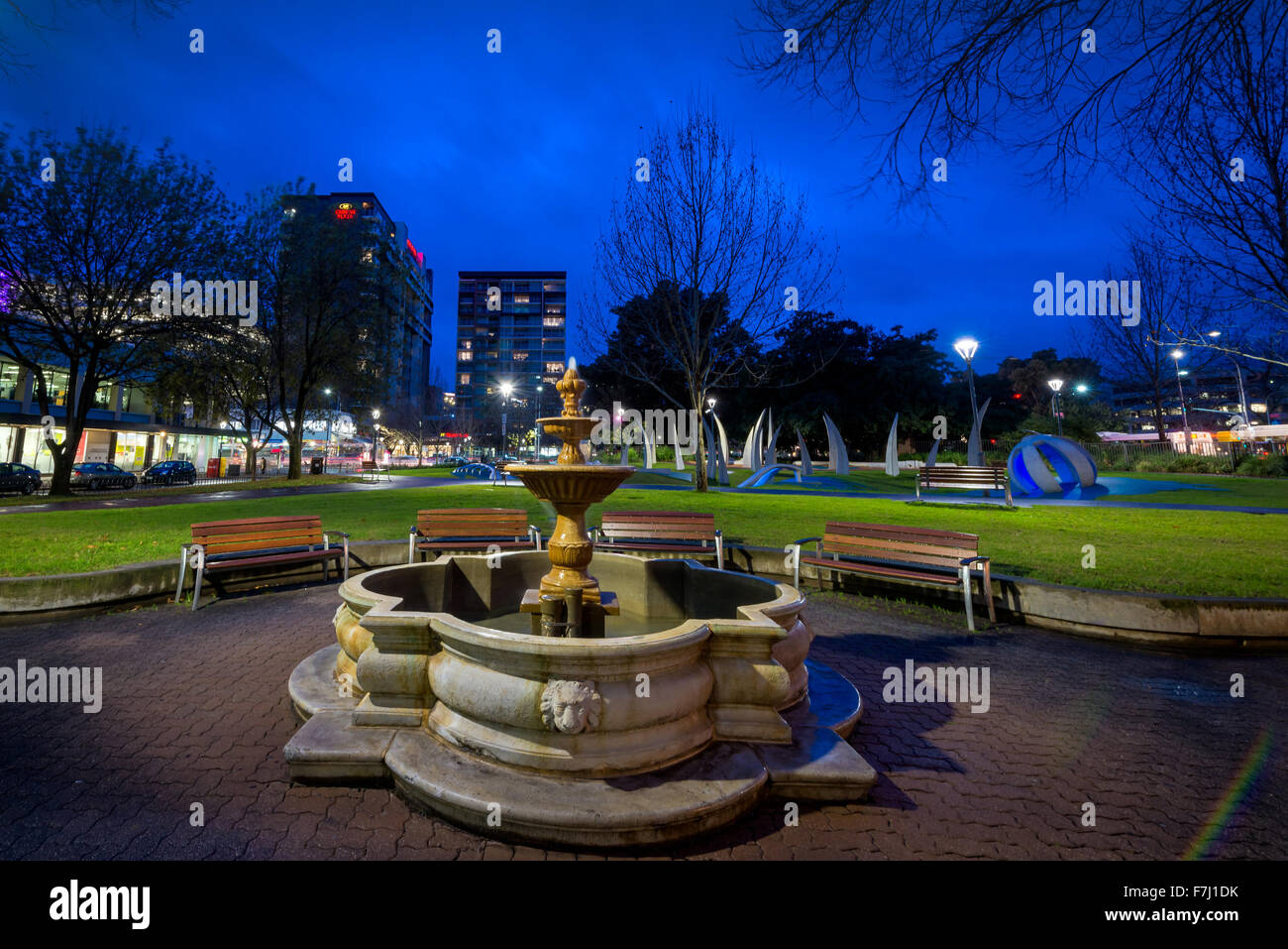 Adelaide, Australia del Sud - Agosto 11, 2015: Hindmarsh Square di notte. Foto Stock