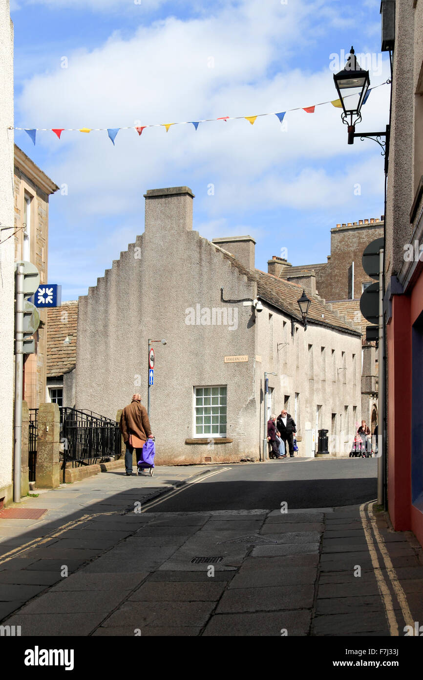 Victoria Street guardando verso Broad Street a Kirkwall Isole Orcadi Scozia UK Foto Stock