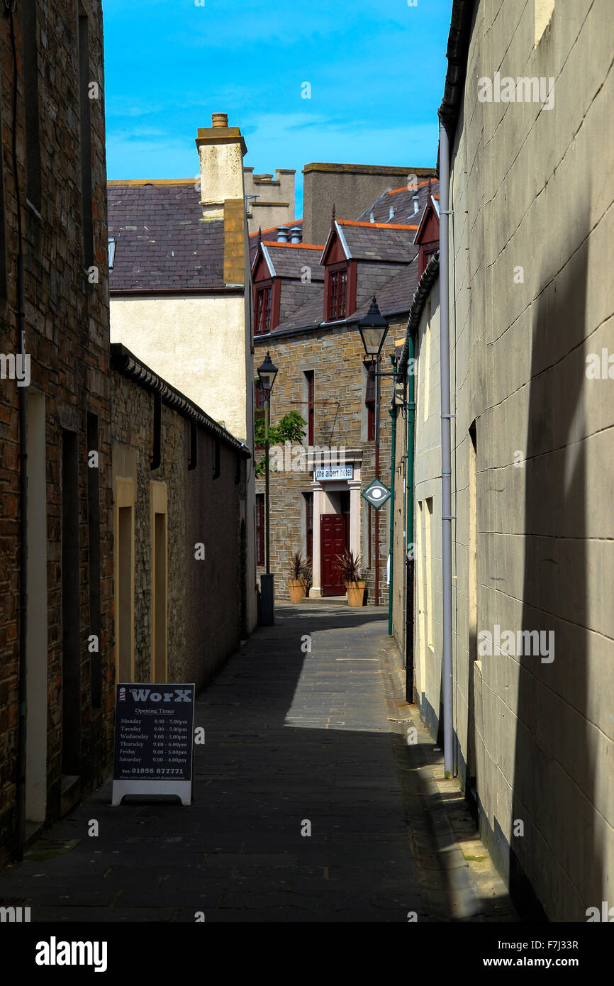 Strada stretta che porta all'Albert Hotel a Kirkwall Isole Orcadi Scozia UK Foto Stock