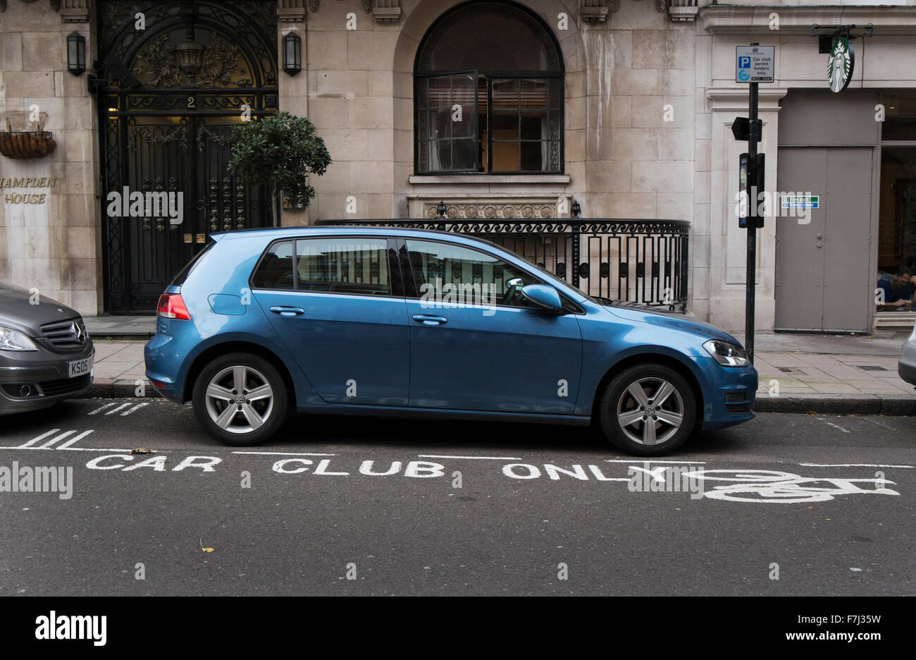 Auto parcheggiata in un'auto club solo parcheggio bay in London, England, Regno Unito Foto Stock