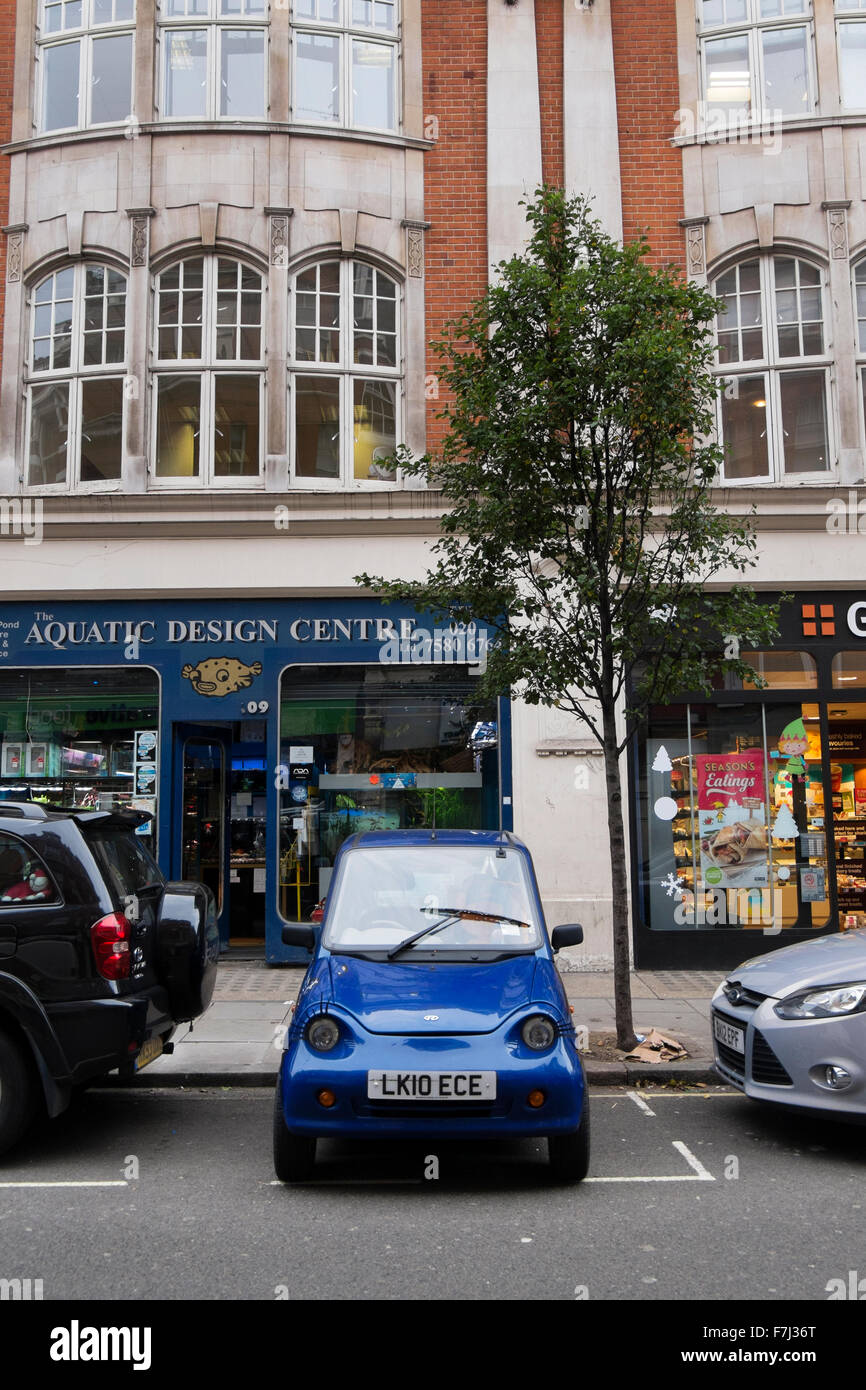 G-wiz, una piccola micro auto elettrica, parcheggiato lateralmente in Great Portland Street a Londra, Inghilterra, Regno Unito Foto Stock