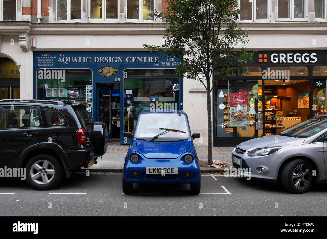 G-Wiz, una piccola micro auto elettrica, parcheggiato lateralmente in Great Portland Street a Londra, Inghilterra, Regno Unito Foto Stock