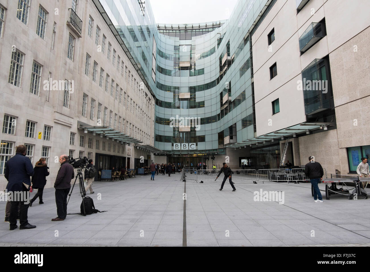 Una troupe televisiva e la gente giocando a ping-pong al di fuori di BBC Broadcasting House, Portland Place, London, England, Regno Unito Foto Stock Una troupe televisiva e la gente giocando a ping-pong al di fuori di BBC Broadcasting House, Portland Place, London, England, Regno Unito Foto Stock