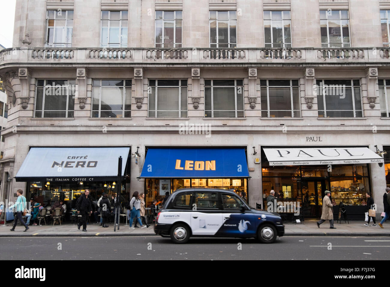 Cafe nero, Leon e Paolo, cafe brasserie lungo Regent Street, Londra, Inghilterra, Regno Unito Foto Stock