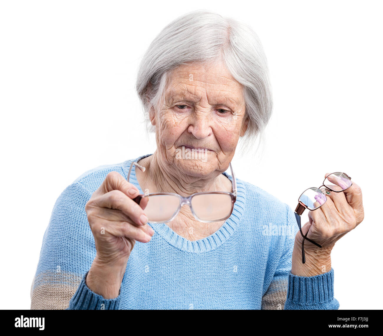 Senior donna holdig due paia di occhiali e scegliendo uno adatto Foto Stock