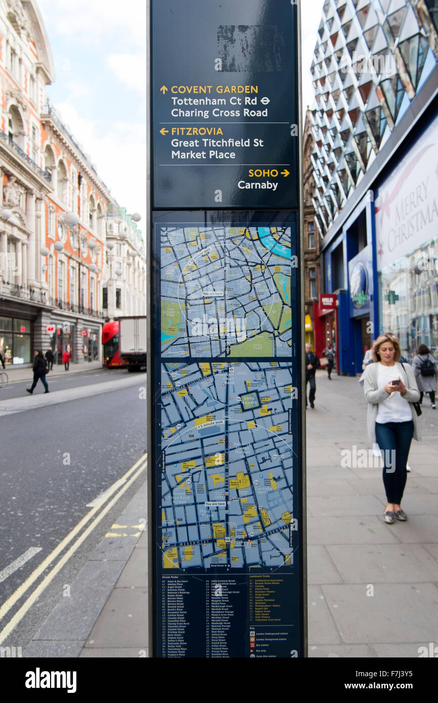 Un cartello stradale che mostra una mappa di dove siete a oxford street e le indicazioni per destinazioni in London, England, Regno Unito Foto Stock