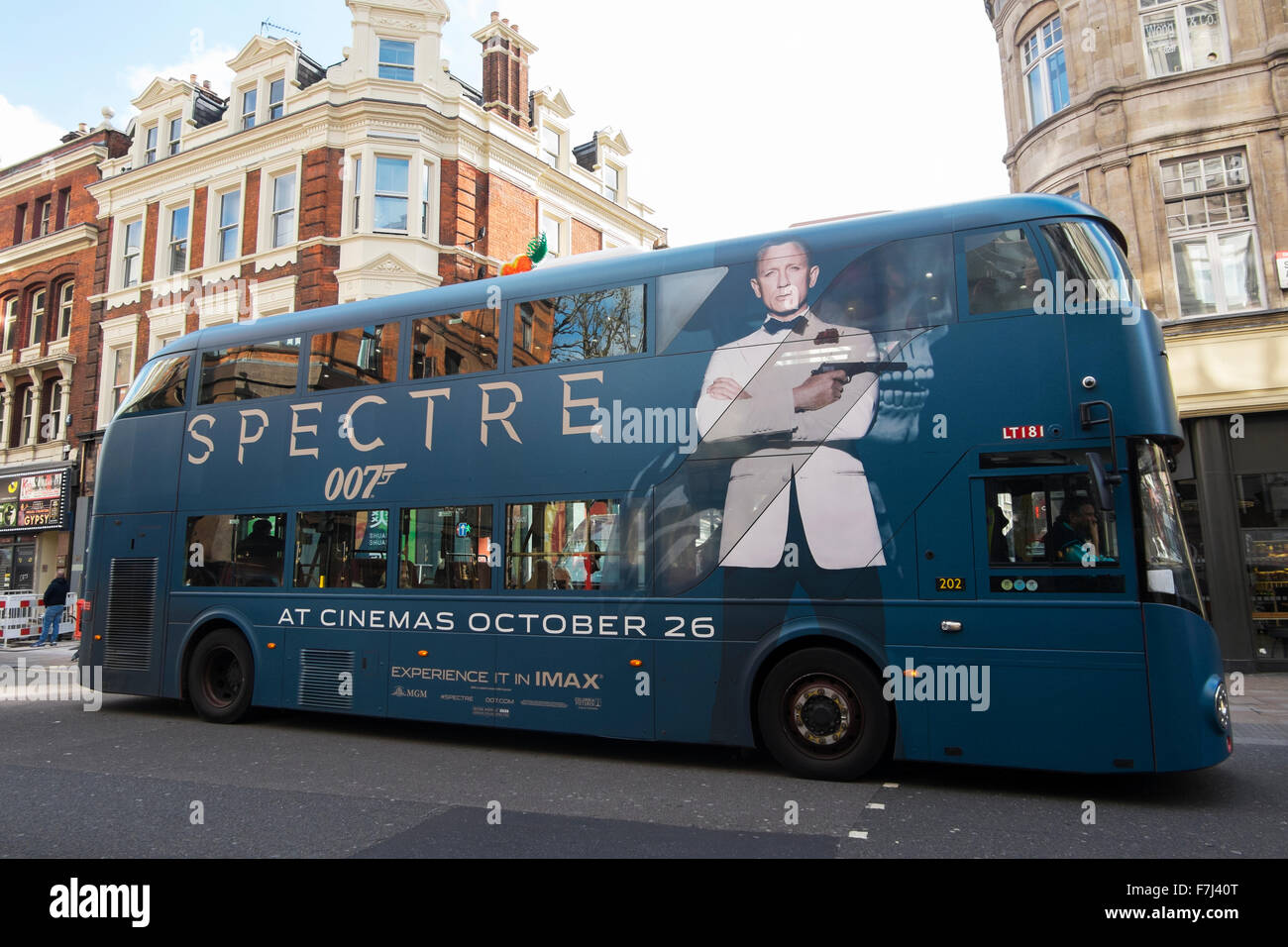 Spettro del film di James Bond film pubblicizzati sul lato di un autobus a due piani in Shaftesbury Avenue, London, England, Regno Unito Foto Stock
