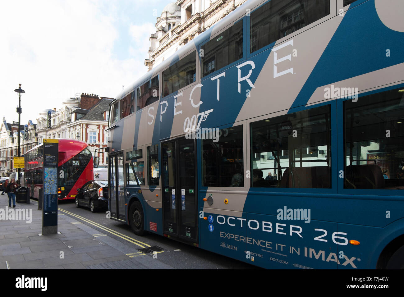 Spettro del film di James Bond film pubblicizzati sul lato di un autobus a due piani in Shaftesbury Avenue, London, England, Regno Unito Foto Stock
