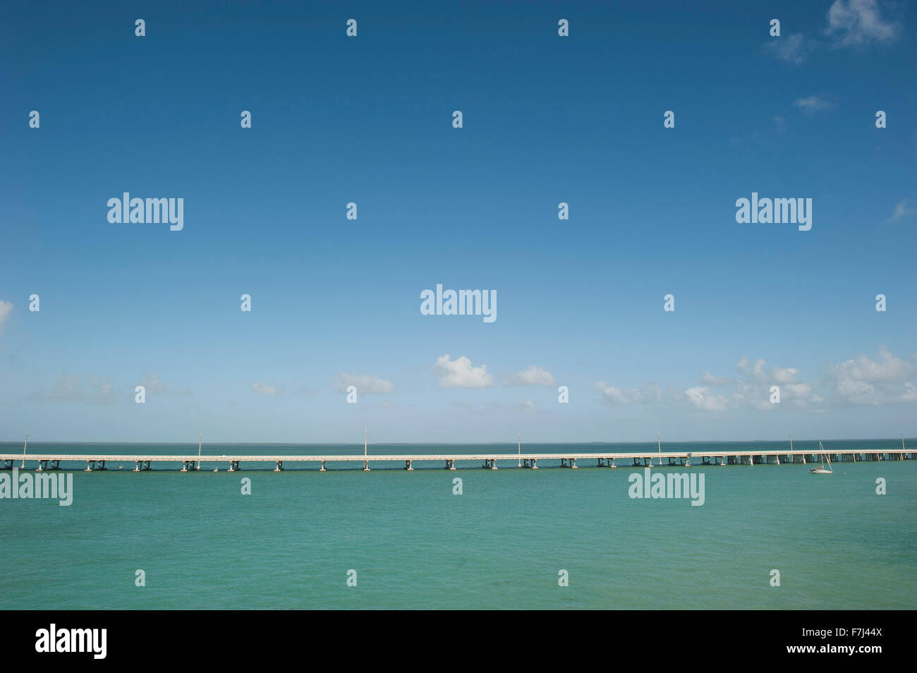 Il Seven Mile ponte attraversa il mare in Florida Keys, Florida, Stati Uniti d'America Foto Stock