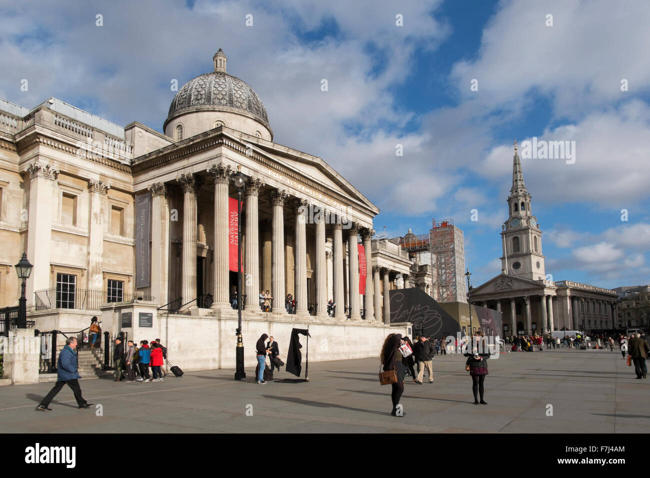 Le persone al di fuori della parte anteriore della National Gallery in Trafalgar Square a Londra, Inghilterra, Regno Unito Foto Stock