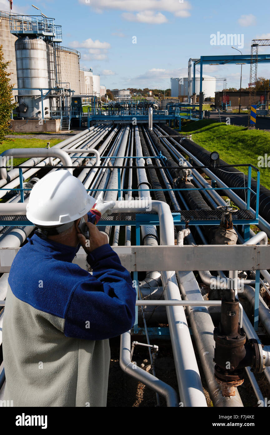 Il petrolio e il gas lavoratore con tubazioni Foto Stock