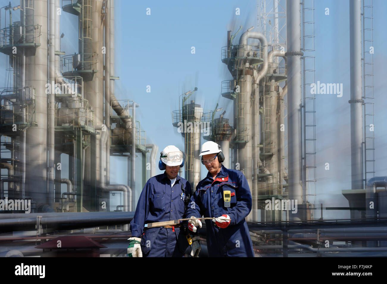 Il petrolio e il gas dei lavoratori all'interno della grande industria di raffinazione Foto Stock