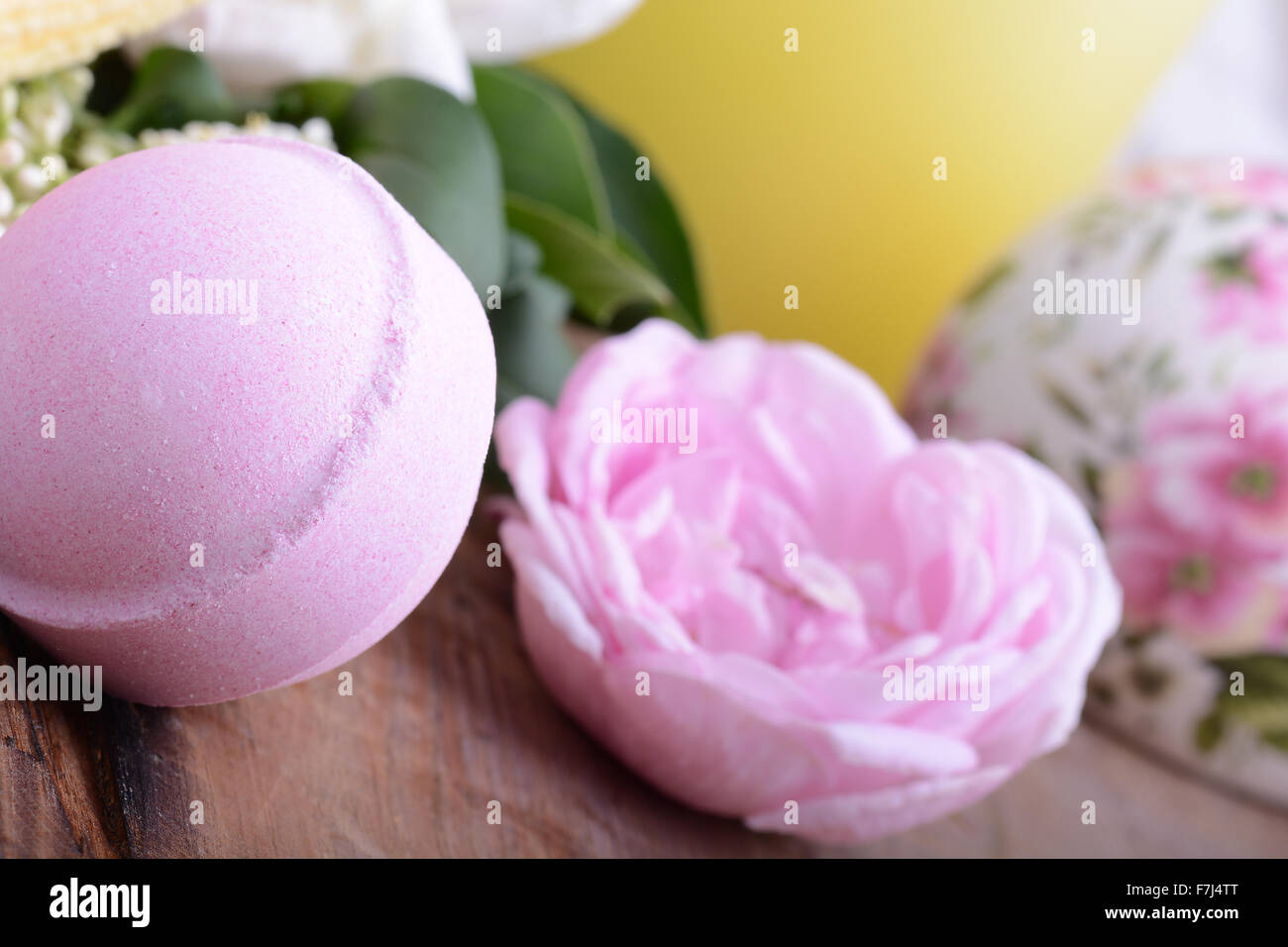 Tema Spa con candele e fiori su sfondo di legno Foto Stock