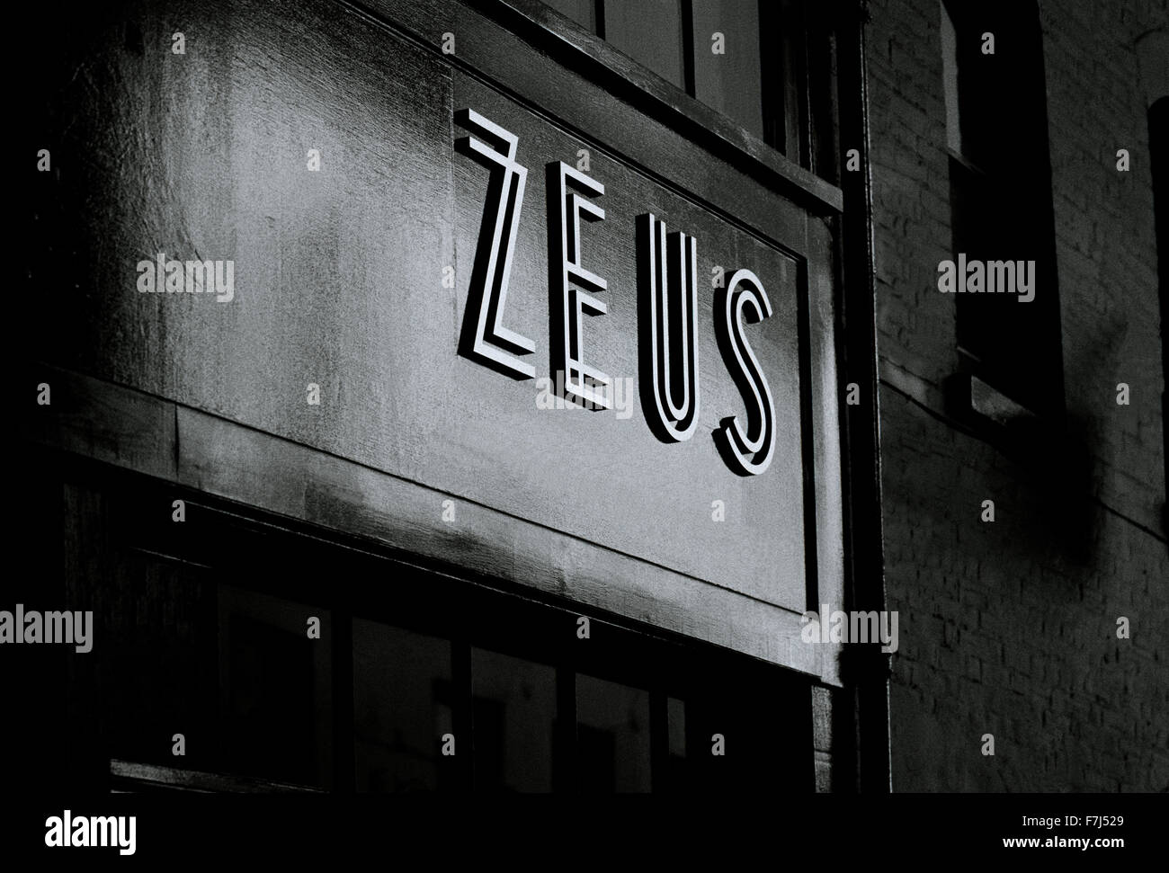 Un ristorante segno Zeus a Canterbury nel Kent in Inghilterra in Gran Bretagna nel Regno Unito. Dio greco dèi Storia della Cultura Classica Foto Stock