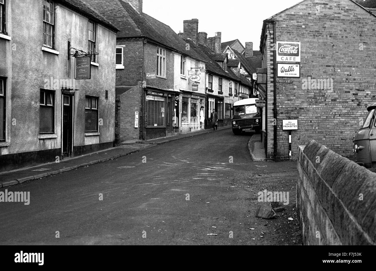 Church Street con la vecchia campana pub e Niblitt del negozio, Shifnal, Shropshire, 1965. Foto Stock
